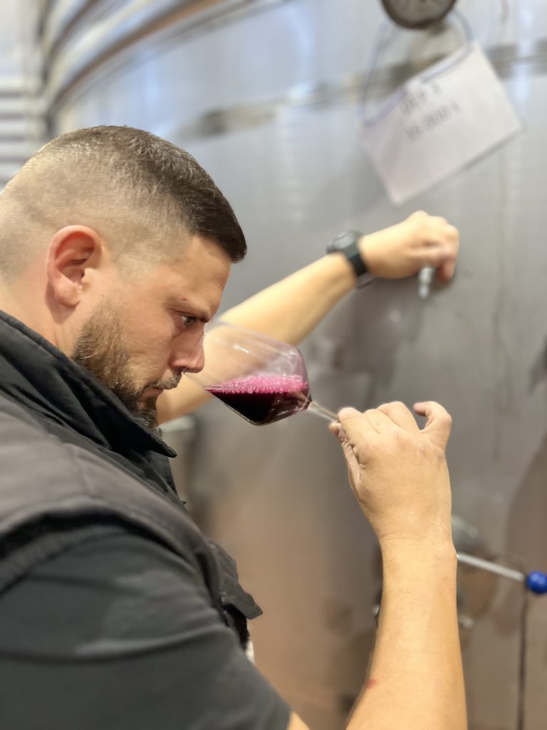 Control de la evolución del vino en Tinas de fermetación en Bodega Lar de Paula Vinos Rioja DOCa