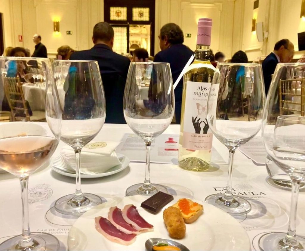 Botella de Alas de Mariposa semidulce de Lar de Paula, obsequio a asistentes en el Real Casino