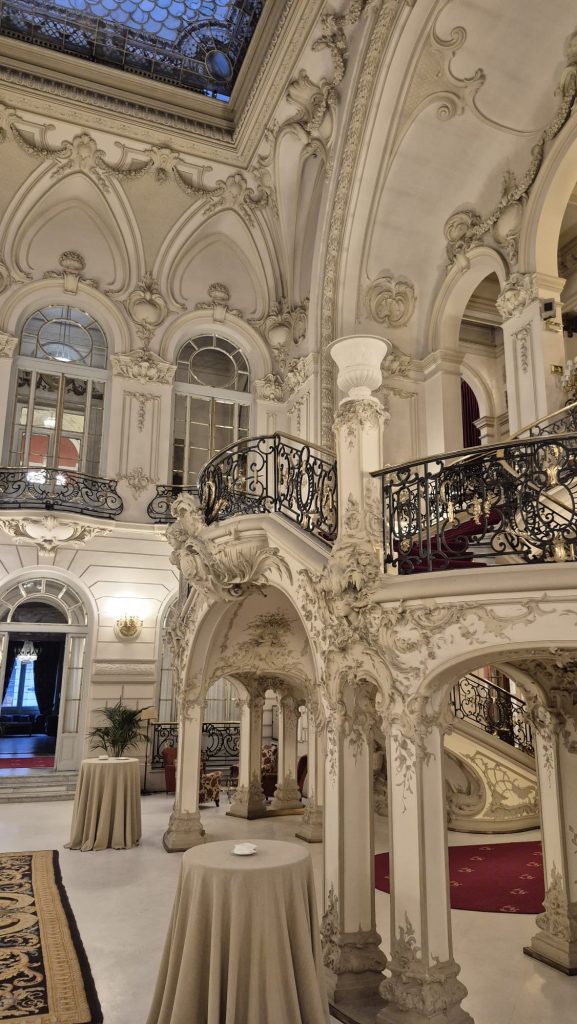 Arquitectura interior del Real Casino de Madrid con escalera y detalles ornamentales