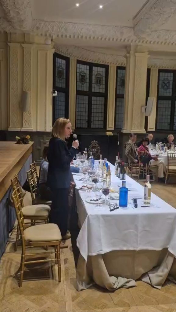 Enóloga de Lar de Paula presentando la cata de vinos Rioja en el Real Casino de Madrid