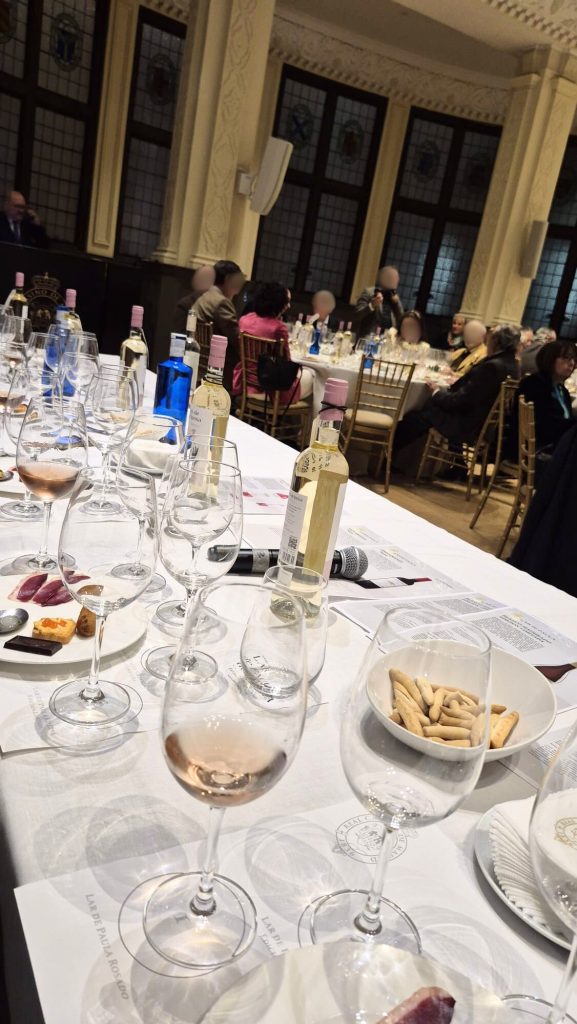 Mesa de cata con copas y vinos Lar de Paula en el Real Casino de Madrid