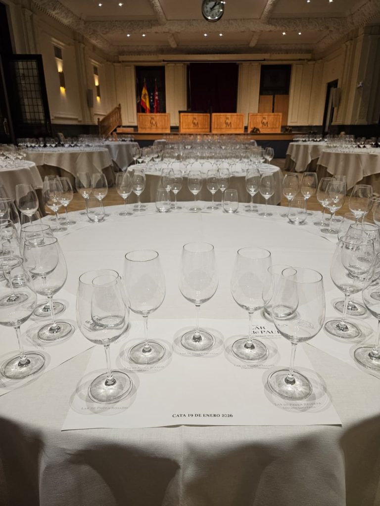 Montaje de mesa para cata de vinos en el Real Casino de Madrid con copas preparadas
