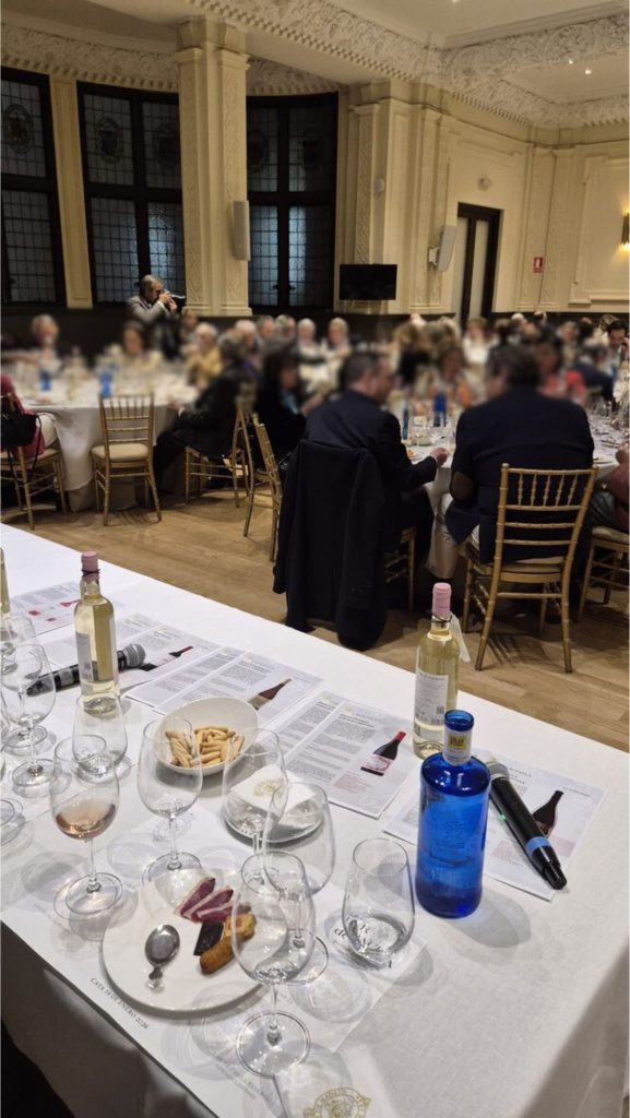 Sala del Real Casino de Madrid durante la cata de vinos Lar de Paula con socios asistentes